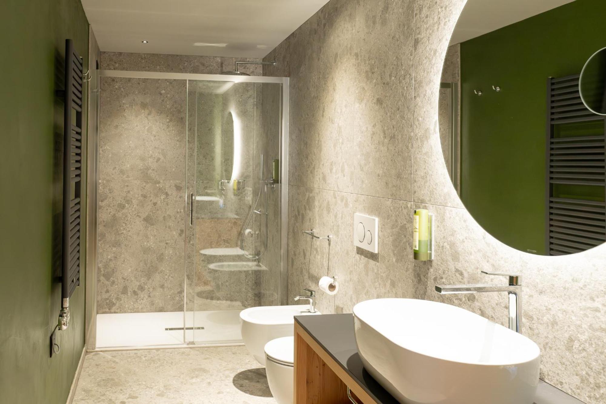 Deluxe Double Room Shower